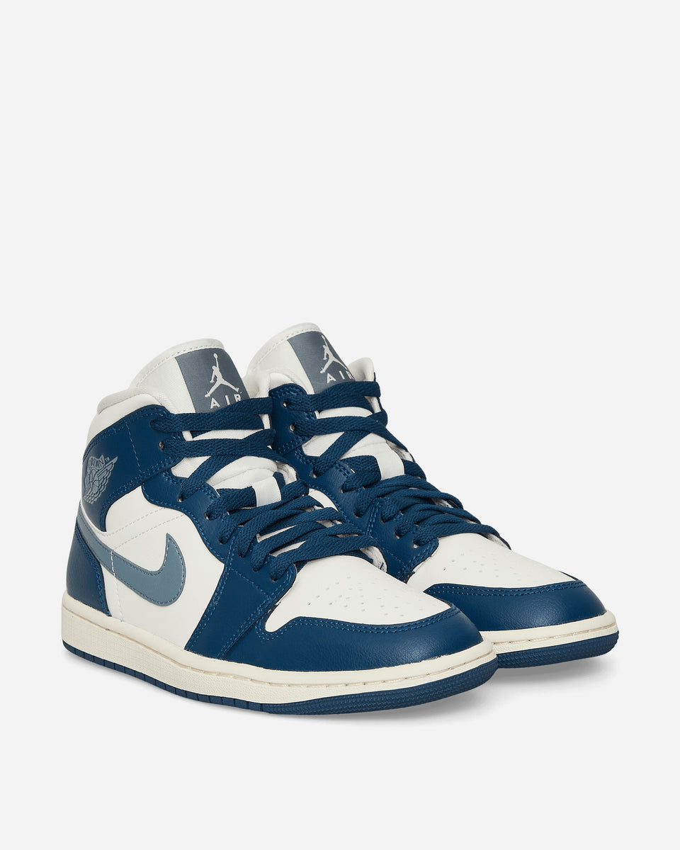 Air Jordan 1 Mid trainers in french blue and ozone blue