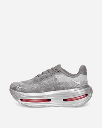 Nike W Nike Vomero Premium Qs Fdl Geyser Grey/Peony-Metallic Sil Sneakers Low IQ0028-001