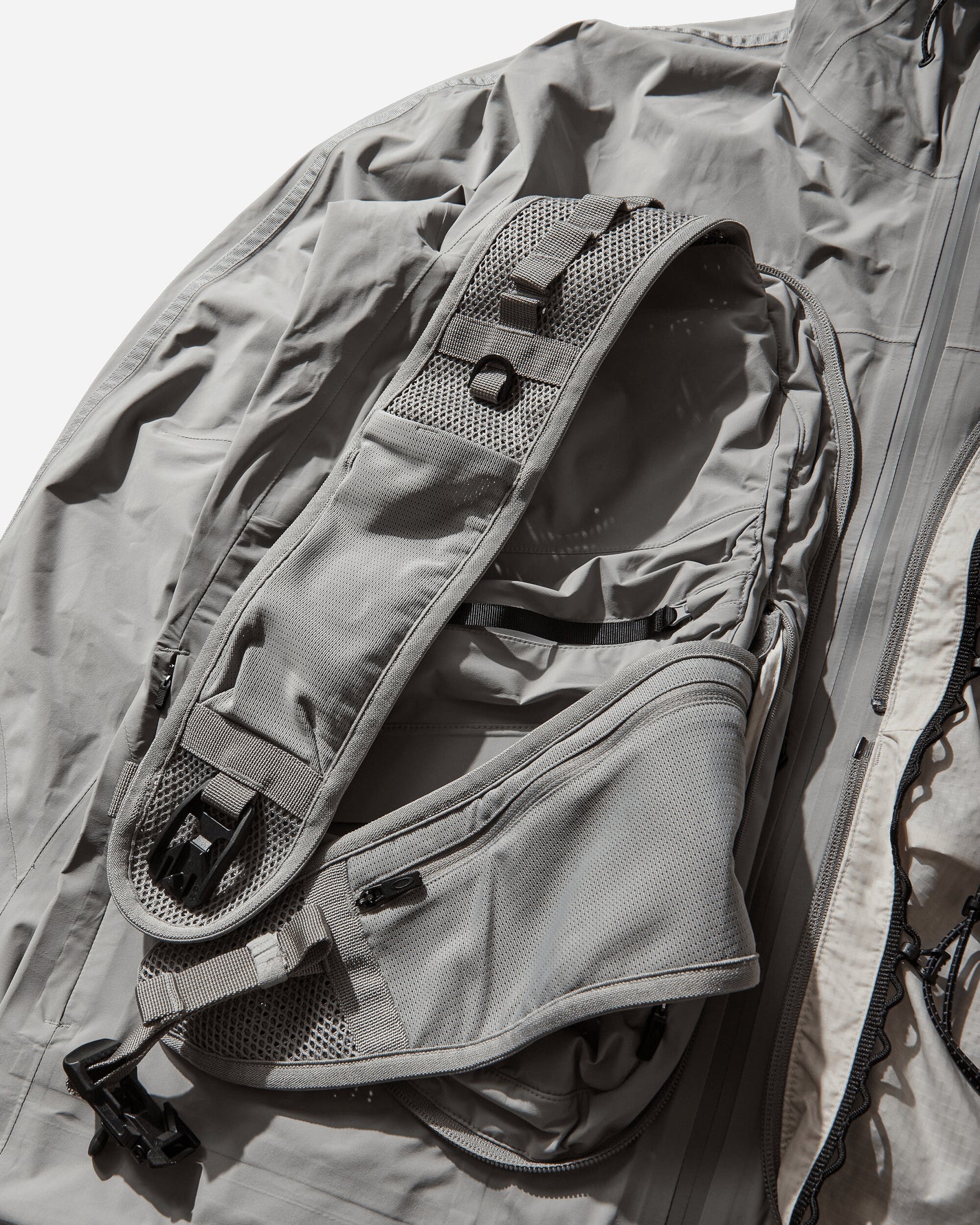 Oakley Latitude Veil Slingpack Jacket Cement Coats and Jackets Jackets FOA407866 314