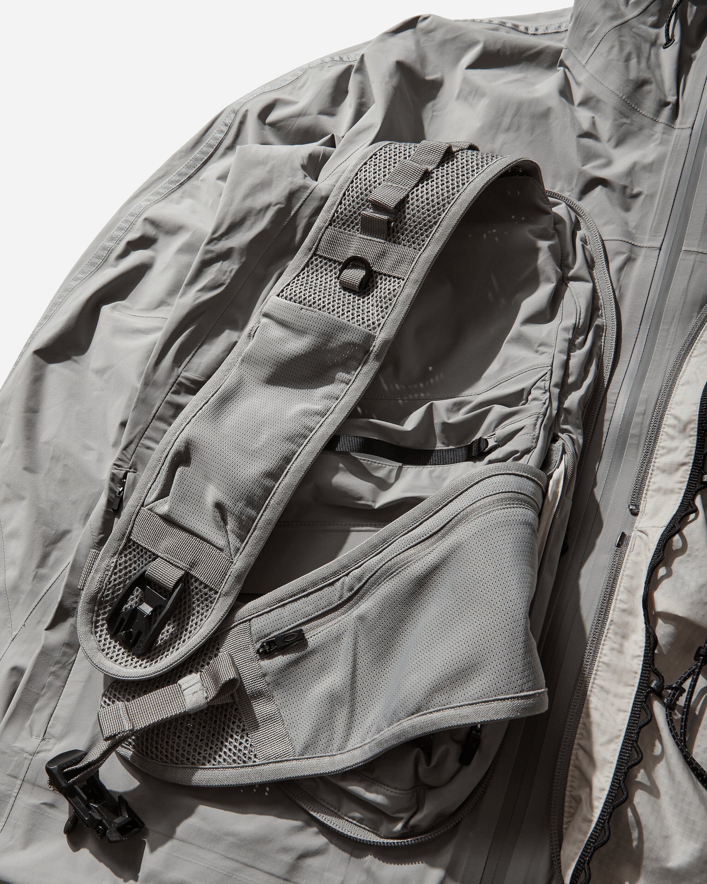 Oakley Latitude Veil Slingpack Jacket Cement Coats and Jackets Jackets FOA407866 314