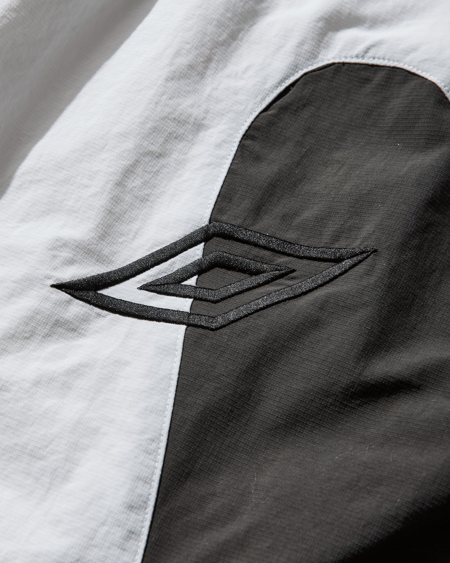 Umbro Guarding Tracksuit Pants White Dark Olive Pants Track Pants UBMW0492FA321 WTH0007